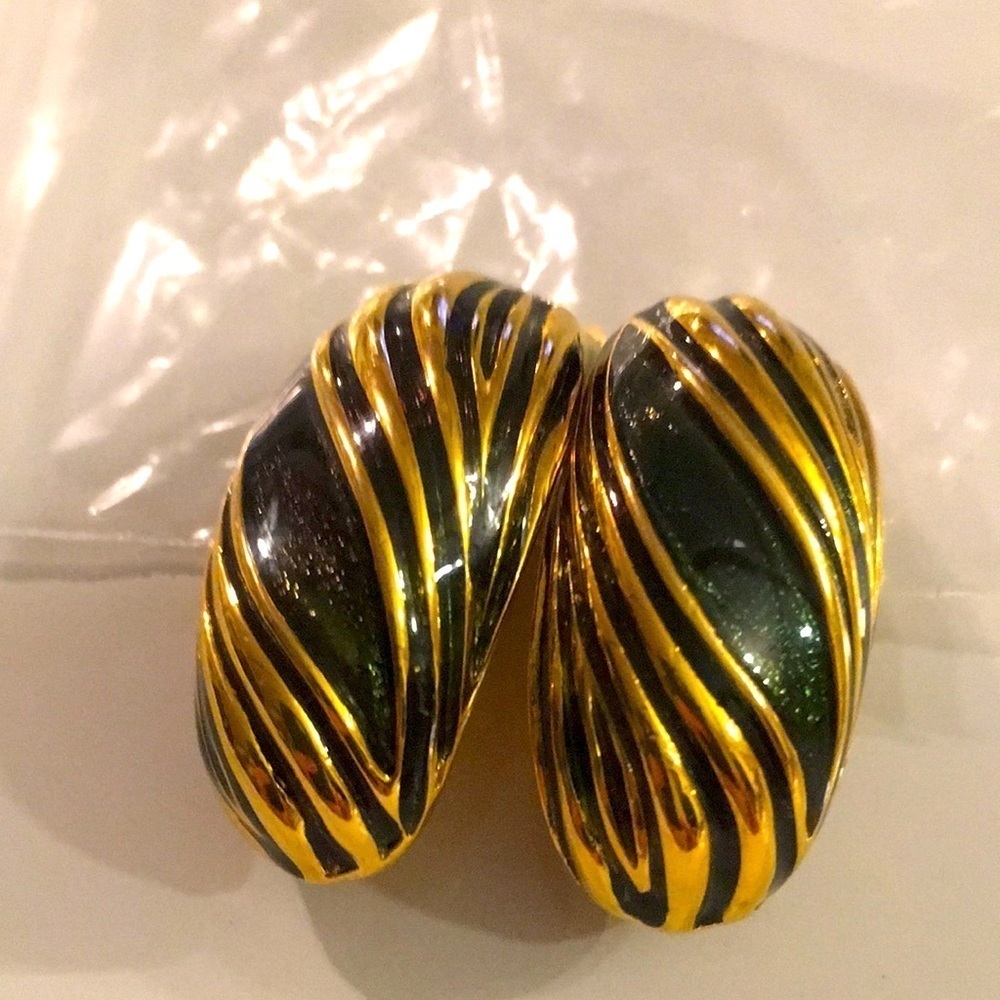 Vintage Clip on Earrings (Z)